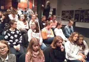 Uczniowie czekają na spektakl "Balladyna".